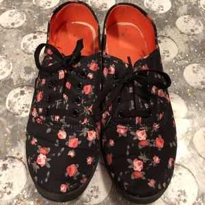 Soho Classic Tennis Shoes